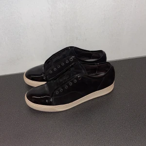 Svarta lanvins - Säljer ett par stilrena svarta Lanvins i toppskick. Hela skon är sparsamt använd, felfria. Kontakta mig vid frågor eller funderingar//kingcloset, nya skosnören finns nu!!!!