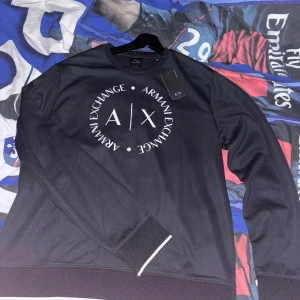 Armani Exchange sweatshirt  - En helt ny Armani Exchange sweatshirt i färgen marin blå. Tröjan är aldrig använda och är såklart äkta men har tyvärr inte kvittot eftersom jag fick den i present. Storleken är i XL men passar även L. Hör av dig vid funderingar och priset kan diskute