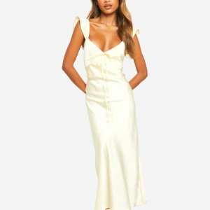 Gul långklänning - Säljer denna SKIT snygga ljusgula klänningen. Perfekt till midsommar,fest, bal, osv. Till allt verklgien! Endast använd ett fåtal gånger. Verkligen en perfekt klänning. 💛💛💛💛 