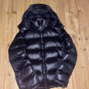 Ralph lauren jacka - Ralph lauren jacka med storleken M.                    Säljer pga storleken ,använd 1 vinter ser ut som ny