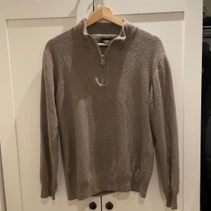 Oscar Jacobsson zip - Tjena, säljer nu min stickade tröja från Oscar Jacobsson. Storleken är M men skulle säga att den sitter mer som S. Skriv om ni har några funderingar💭🤩