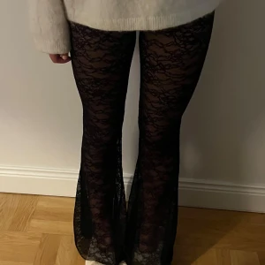 Svarta lågmidjade spetsbyxor - Säljer dessa as coola spetsbyxorna från weekday. Aldrig använda, med prislappen kvar