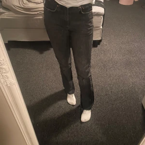 Svarta jeans från Gina tricot - Säljer ett par svarta jeans från Perfect Jeans i storlek 36. De är högmidjade och har en klassisk straight passform och en slits längst ner på byxan. Ny pris 499🤍