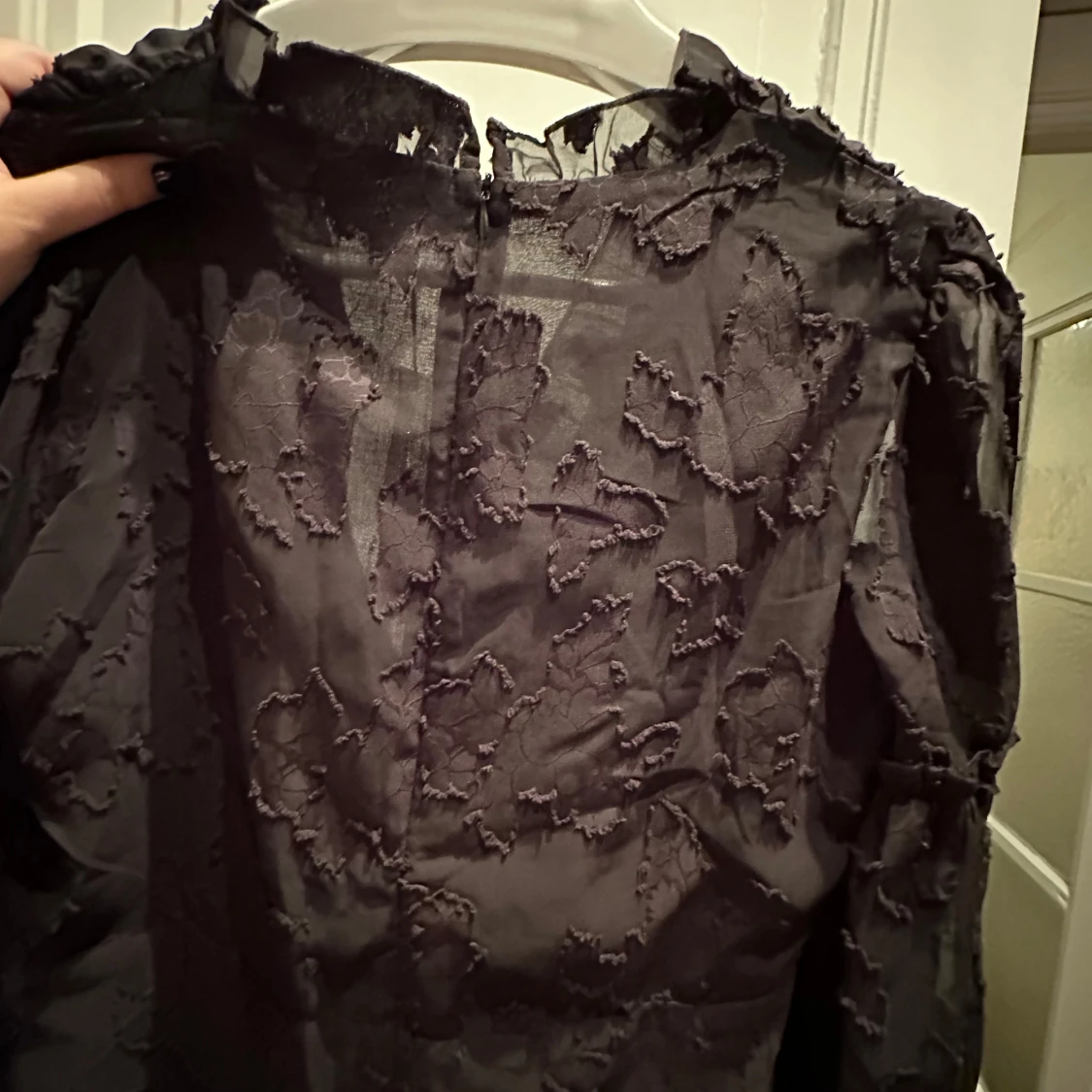 Svart klänning med volangdetaljer - 91