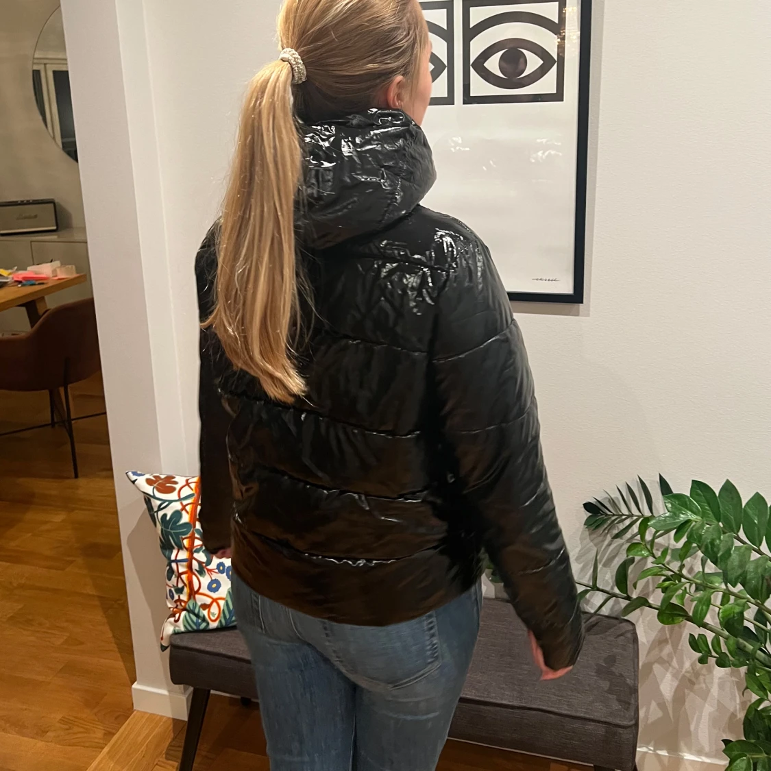 Svart glansig pufferjacka - 90