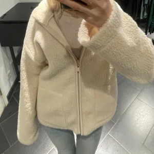 Beige teddyjacka - Helt ny teddyjacka, endast använd fåtal gånger. Jackan är i normal passform och känns supergosig. Perfekt för höst och vinter!❤️❄️🍂