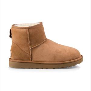 Supermysiga chestnut uggs i mocka med varmt foder inuti. Säljer då de inte kommer till användning, endast använda 2-3 gånger inga defekter. De är storlek 40 men passar mig som har storlek 37/38. Skriv om ni vill ha fler bilder, pris kan diskuteras💘💘