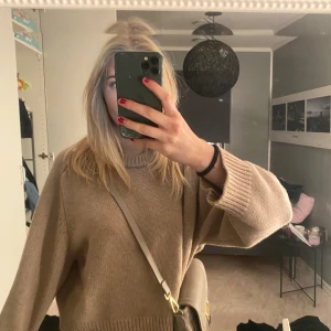 Beige stickad tröja - Mysig beige stickad tröja i oversized modell. Perfekt för höst och vinter med långa ärmar och ribbade muddar. Superbekväm och stilren, passar till allt!✨ge gärna prisförslag 