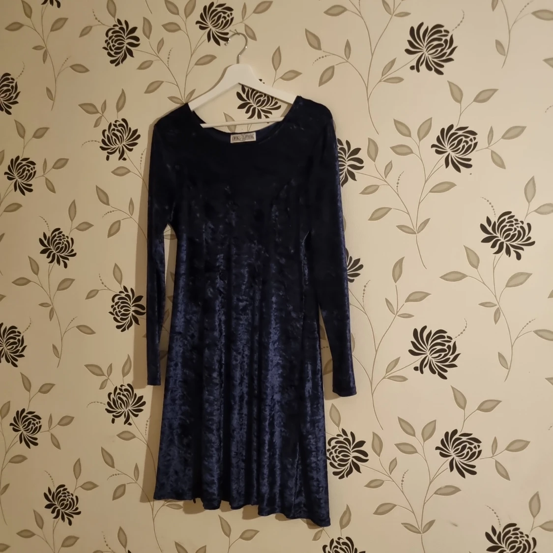 Mörkblå sammetklänning från Ewings Clothing - 92