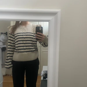 Randig stickad tröja - Säljer en supermysig stickad tröja med randigt mönster i beige och mörkblått från Lindex 🥰Perfekt för kyliga dagar! Pris: 200 kr