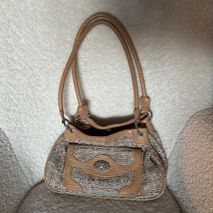 Vintageväska  - En superfin vintage väska från ”Bueno” i superbra skick! Den är helt oanvänd och perfekt till sommaren. Skriv för fler bilder 🌼