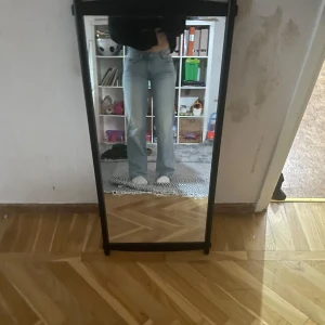 Weekday Arrow Low Straight Jeans - Säljer ett par ljusblå Weekday Arrow Low Straight Jeans i storlek W24 L30.  Säljer då jag inte är bekväm k hur de sitter på mig, endast använda 1 gång till ett möte 