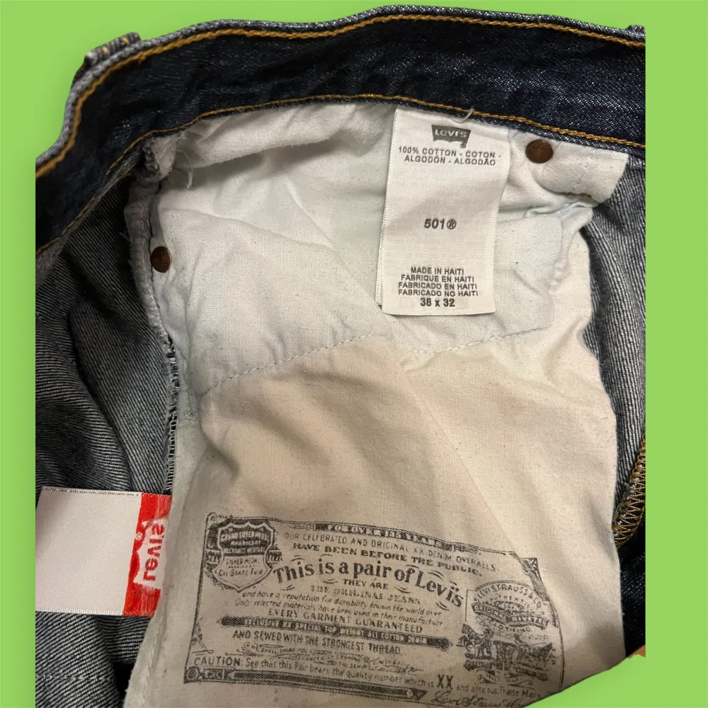 Säljer ett par klassiska Levi's 501 jeans i mörkblå denim. De har en rak passform och är tillverkade i 100% bomull. Perfekta för både vardag och fest! 🕺strl w38 L32! Mitt pris 399, fråga/hör av dig om du undrar något! Finns fler bilder!!👖. Jeans & Byxor.