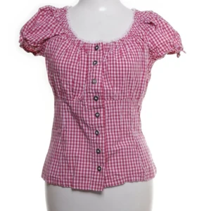 Rutig blus med puffärmar - Säljer en söt rutig blus i rosa och vit med puffärmar och knappar framtill. Den har en smockdetalj på ryggen för en bekväm passform. Perfekt för vår och sommar eller finare tillfällen! Storlek S 😍😍