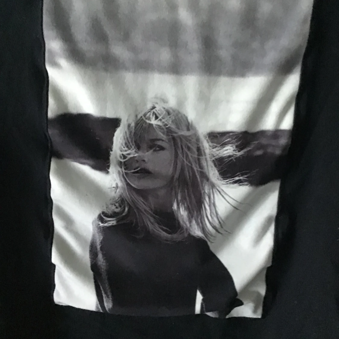 Svart t-shirt med tryck - 92