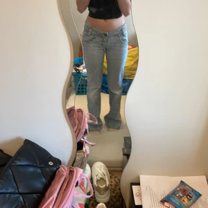 Bootcut Low Waist Jeans från Lee - Säljer nu mina jeans i strl W27 L33. Använda ganska mycket. Slitna längst ner i benen (se bild). Köptes för 750kr.