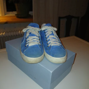 Philippe Model Junior - Säljer mina Philippe Models pga att de är för små. Har använt dem flitigt men tagit väl hand om de. Passar stl 39. Fattas dock en ring på en av skorna som man kan se på bild 4. Men man märker knappt av det. Materialet är mocka och läder. 