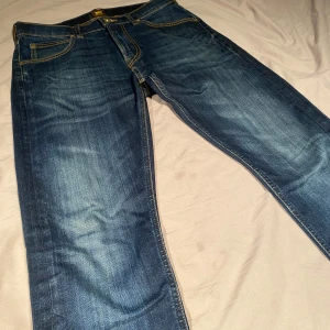 Lee jeans - Säljer dessa jeans ifrån märket Lee i storlek 29 midjan 32 i längd. Jeansen är i ett väldigt bra skick utan defekter eller fläckar! Väldigt feta och sköna även varma. Har du någon fråga är det bara att höra av sig!😁😁😁