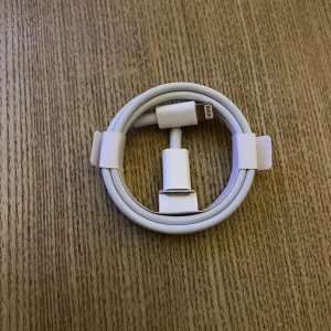 Laddare - USB C - IPhone  - Helt ny och oanvänd USB C till iPhone laddare!  En meter lång! Skickas kort efter köp med bra förpackning! Tveka inte på att skriva om du har frågor!
