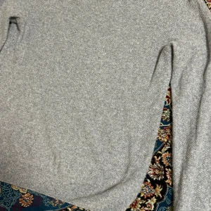 Grå tröja  - Säljer en helt ny SIR tröja. Det är en grå tröja som är i väldigt bra skick. Jag säljer tröjan då den inte passar mig. 