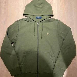  Ralph Lauren hoodie - Säljer en snygg grön hoodie från Polo Ralph Lauren i storlek M. Den är endast använd ett par fåtal gånger och nypris är ca 2000