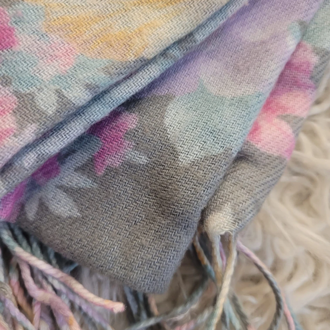 Blommig halsduk med fransar - 90