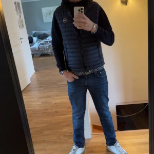 Colmar väst  - En stilren och perfekt väst för våren och hösten. Den e mörkblå. Skriv om ni vill se fler bilder!