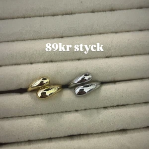 Ringar - Säljer justerbara (inte alla) smycken i rostfritt stål , alla är helt nya. Stora ringar 99kr st. Små ringar 89kr st. Halsband 99kr st. Armband 89kr st. Örhängen 89. Vid köp av fler saker får du rabatt 🎀skriv till mig innan du köper för att vara säker på att smycket inte är sålt!💕