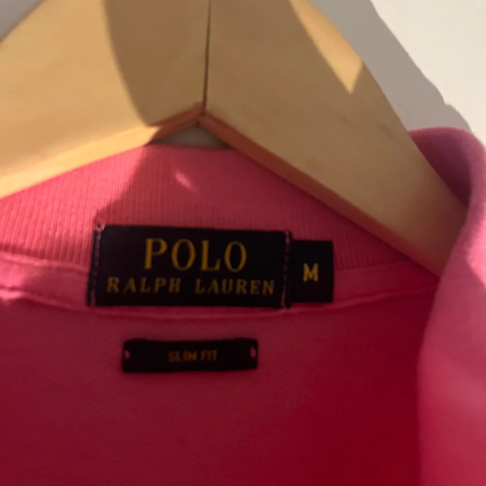 Säljer en snygg rosa pikétröja från Ralph Lauren i slim fit. Tröjan har korta ärmar och en klassisk krage med knappar. Perfekt för en stilren look men lite extra. Extremt fint skick, storlek medium, säljes för endast 299 kronor🤝. Neuletakit & Villapaidat.