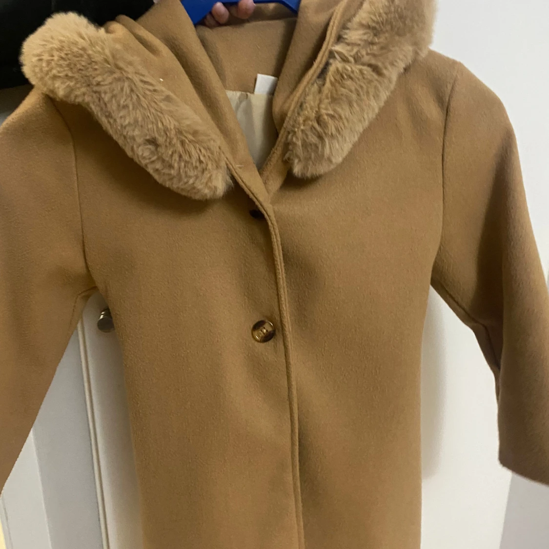 Beige kappa med pälsdetaljer - 1