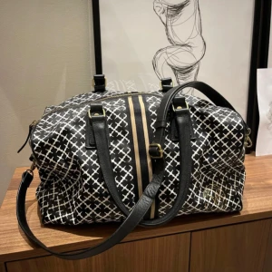 väska från By Malene Birger - Snygg svartvit väska från By Malene Birger. Väskan är köpt begagnad och finns skavanker på utsidan och lite fläckar på insidan från den tidigare ägaren. Kan sänka priset vid snabb affär 