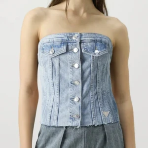 Ljusblå jeantopp - Trendig ljusblå jeanskorsett med knappar framtill och dekorativa fickor. Perfekt för en stilren look med en twist. Den är axelbandslös och har en figurnära passform.