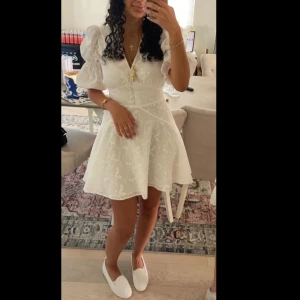 Adoore Sicily Mini Dress - Säljer min studentklänning från Adoore. Supersnygg och trendig!😍 Klänningen är i nyttskick, tvättad och utan några defekter eller fläckar. Stolek 36/ S. Kvitto, prislapp och orginalförpackningen är kvar.  Hör av er vid frågor eller för fler bilder!🥰