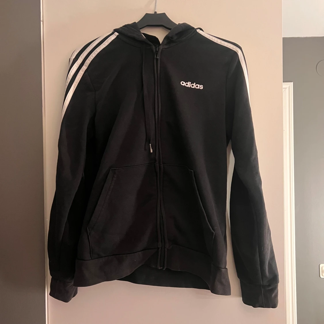 Svart hoodie från Adidas