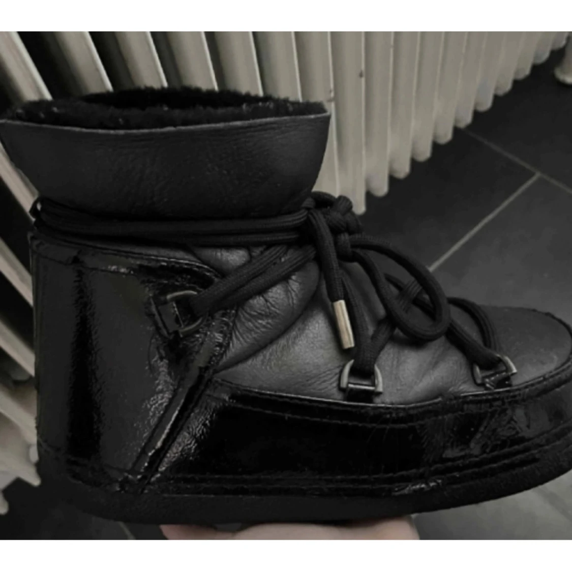 Svarta inuikii skor - 1