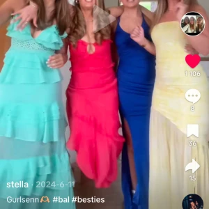 Gul axelbandslös klänning från ADOORE - Säljer en elegant gul axelbandslös klänning från ADOORE. Klänningen har en lång, flytande design med draperade detaljer som ger en smickrande passform. Perfekt för speciella tillfällen där du vill sticka ut. 🌟Ny med lapp på