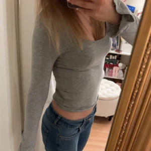 Grå långärmad topp  - Säljer denna gråa långärmade tröja från Gina Tricot. Den sitter jättebra och har slits vid slutet av ärmarna💗💗