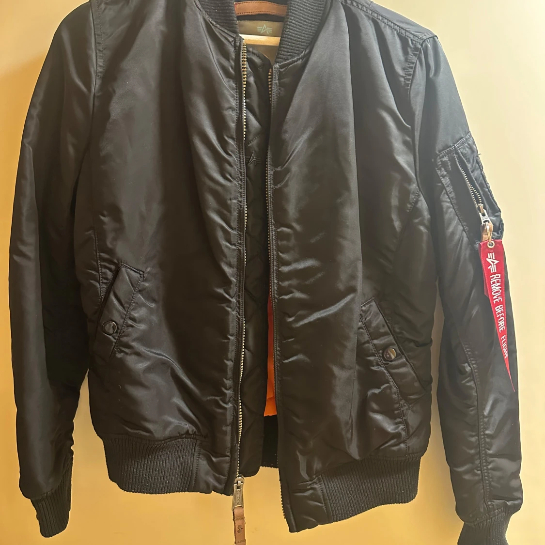 Svart bomberjacka från Alpha Industries
