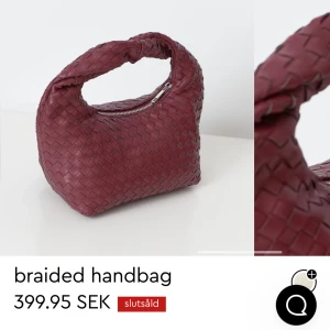 Vinröd Väska Gina tricot - Så snygg Gina väska som är helt slutsåld , jätte bra skick knappt använd ❤️