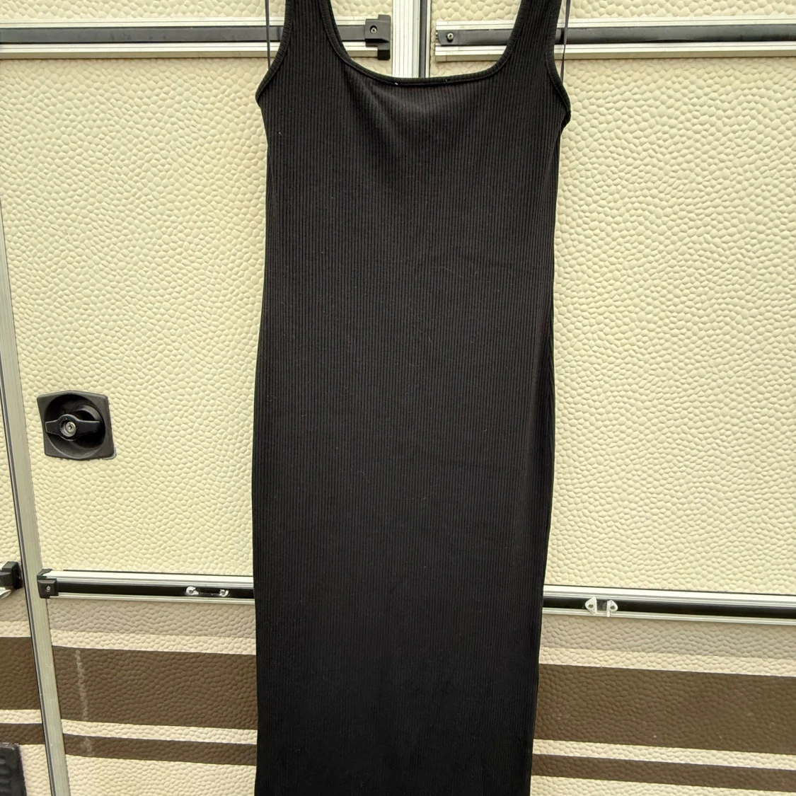 Svart ribbad klänning - 3