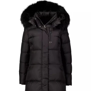 Svart dunjacka med pälskrage från Cedrico  - Snygg svart dunjacka från Cedrico med en fluffig pälskrage. Jackan har en lång design med dragkedja och knappar framtill. Perfekt för kalla vinterdagar med sin varma och skyddande stil. Modellen är Stella. Jackan är knappt använd en hel vinter, jätte fint skick. Kan dock behöva tvättas. Köpt på Johnells för 7499kr