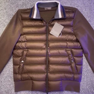 HELT NY herno cardigan - Säljer en helt ny herno cardigan som jag vet inte säljs längre. Storlek 46 motsvarar XS S. Skick 10/10. Nypris 5000-8000. Hör av er vid frågor eller funderingar
