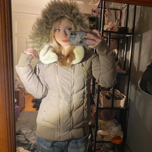 Fin vinterjacka❤️ - Super fin vinter jacka med en fluffig luva som har jätte mysigt och varmt matrial❤️den ät ifrån märket blind date❤️