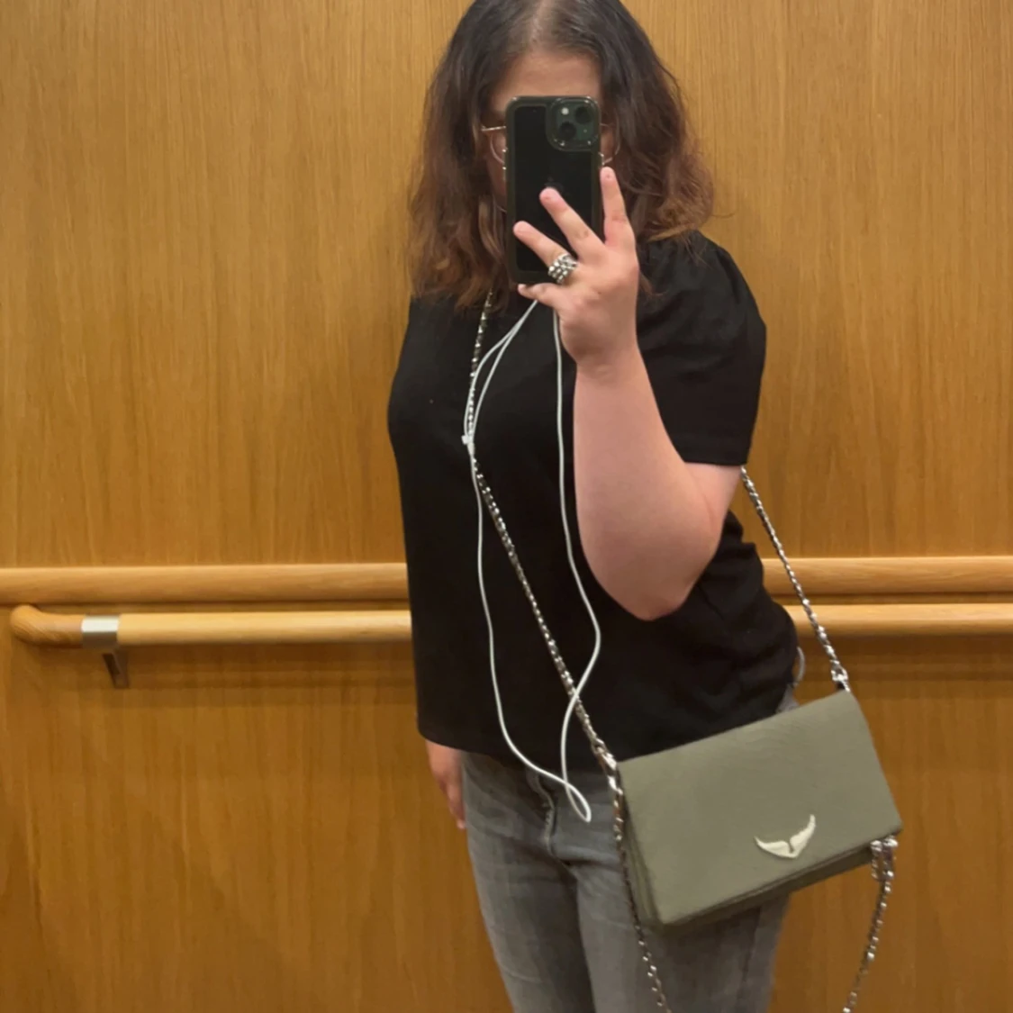 Olivgrön axelväska med kedja - 1