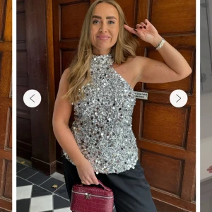 Glittrig topp - Snygg glittrig topp från Byic, endast använd en gång och köpt för 800kr