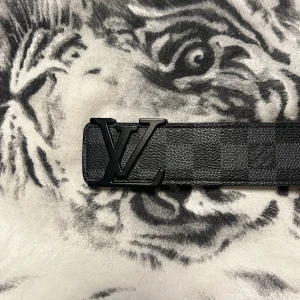 Säljer bälte  - Säljer ett helt nytt bälte jag fick i present men va inte i min stil. Kom med bud så löser vi säkert nåt. Tveka inte att höra av dig!