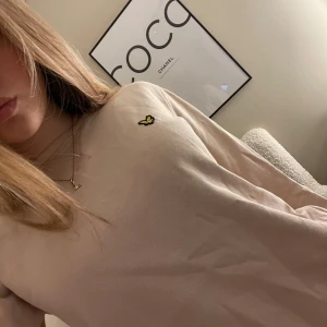 Rosa tröja från Lyle & Scott - Jätte snygg rosa tröja från Lyle skott i jätte bra skick storlek xs. Knappt använd, tryck gärna på köp nu, pris kan diskuteras