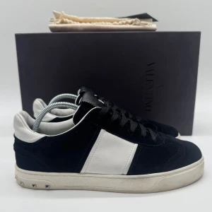 VALENTINO FLYCREWS - Valentino flycrews - Skick: 8,7/10 - Tillbehör: Enbart skorna - Storlek 38 sitter som 39 - Nypris ca 8000 - går ej att få tag på nya - Deluxeclose