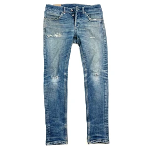 Dondup George Jeans - Dondup George Jeans | Ett par sjukt feta, populära & enormt eftertraktade jeans - passar allt! | Skick 9.5/10, EXTREMT bra! | Storlek W33, bör passa någon som är runt 175-180 cm då de är skinny fit | Priset är alltid diskuterbart vid snabb affär! | Nypris 5000kr | Hör mer än gärna av dig vid minsta möjliga fråga eller fundering så svarar vi med glädje! | GardeGrisch - Registrerat företag 🙌🏻