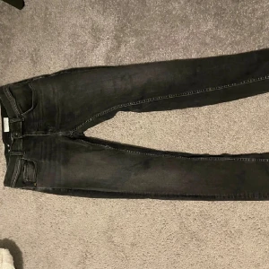 Tiger of sweden - Säljer ett par tiger of sweden jeans som är helt nya! Kostar 1200 nya och säljer dem för endast 299kr! W 28 L 32! 